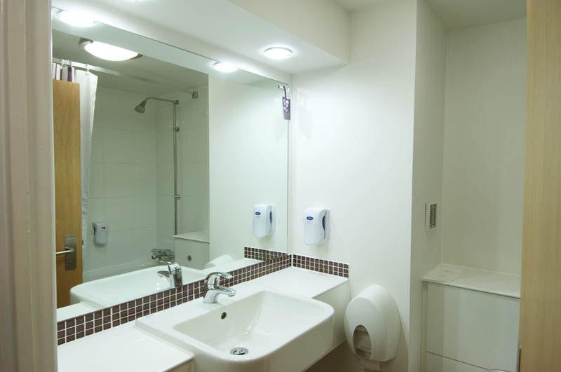 Premier Inn Рагли Экстерьер фото
