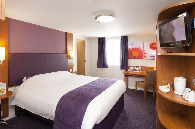 Premier Inn Рагли Экстерьер фото