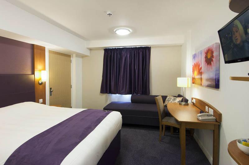 Premier Inn Рагли Экстерьер фото