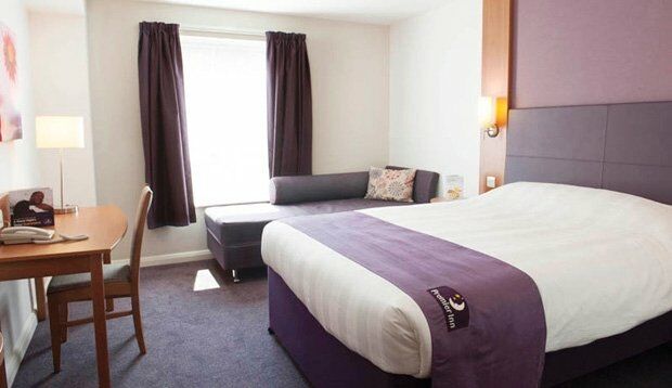 Premier Inn Рагли Экстерьер фото